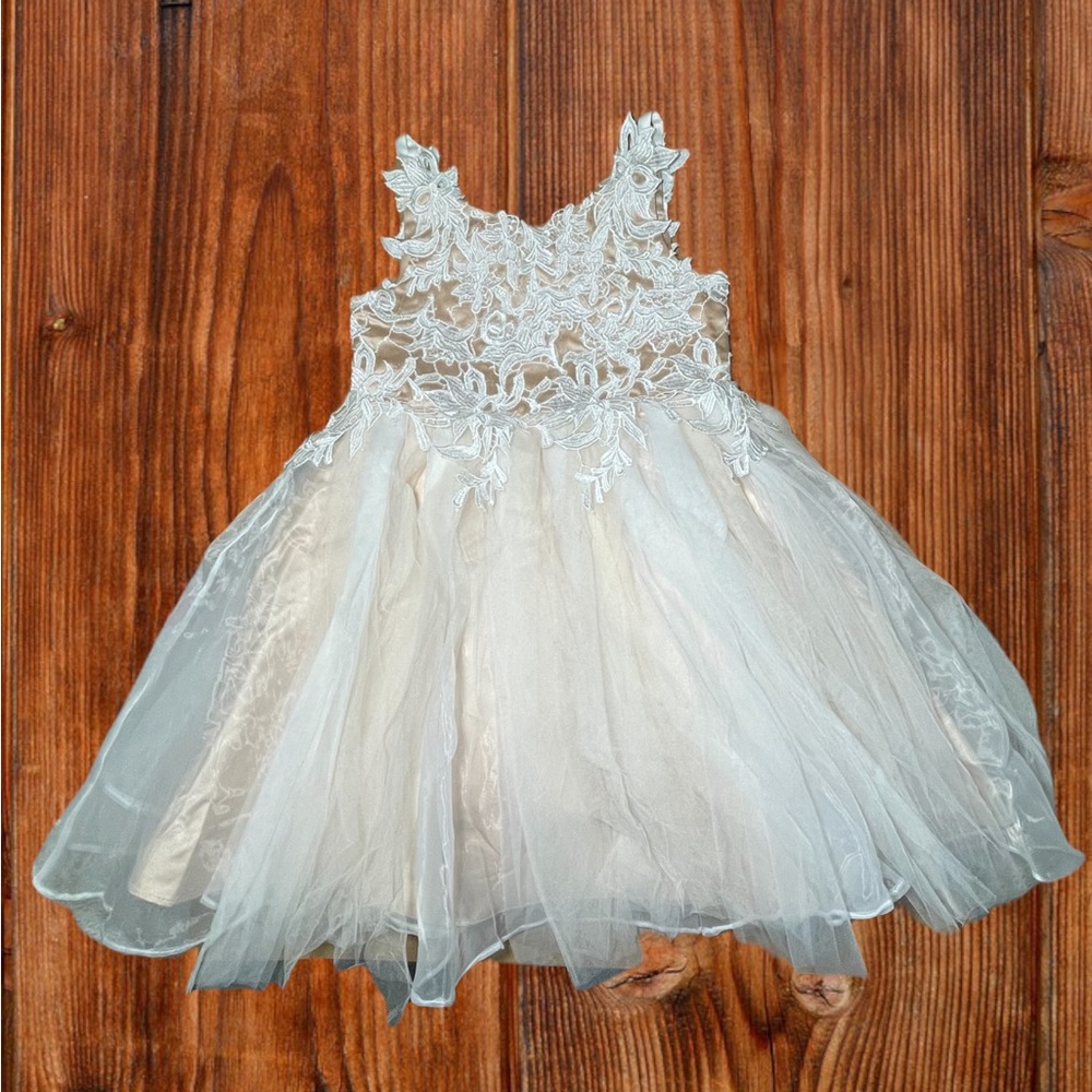 EUC Champagne Colored tulle/lace Flower girl Dress SZ 6